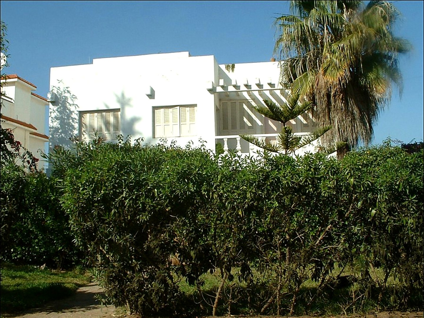 Villa Rose Marie — front of the villa with pergola, palm and walled garden